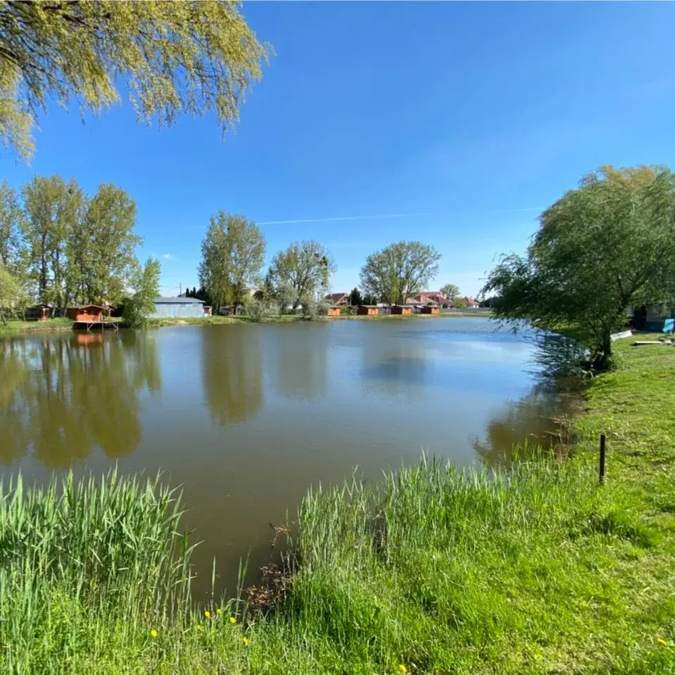 Rybolov pri západe slnka na jazere LotosLake s výhľadom na prírodu